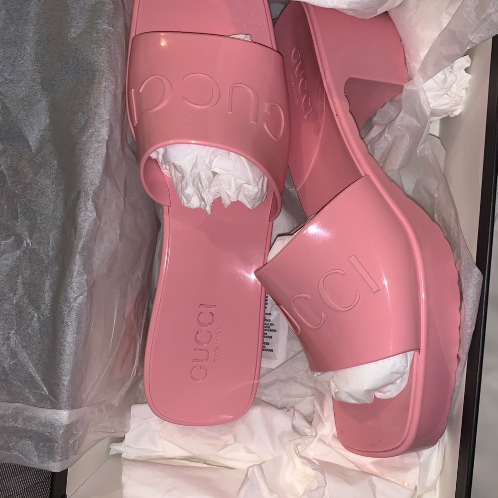 Authentic Gucci Slides w. Mini Heel. Size 8